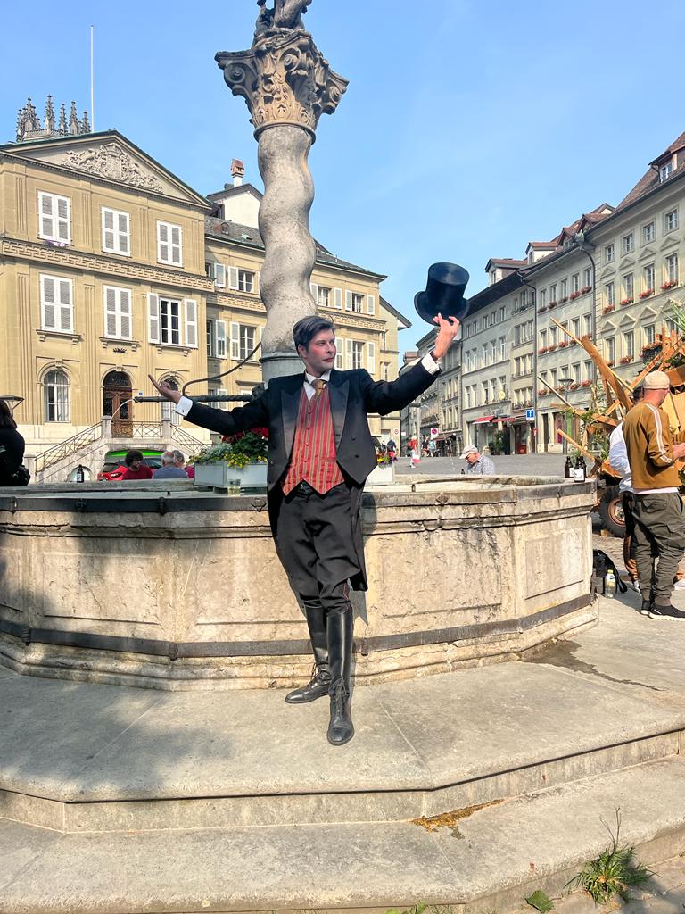 Régis de Weck, unser proclamateur und bonimenteur führt ein ins Projekt von Charlatan