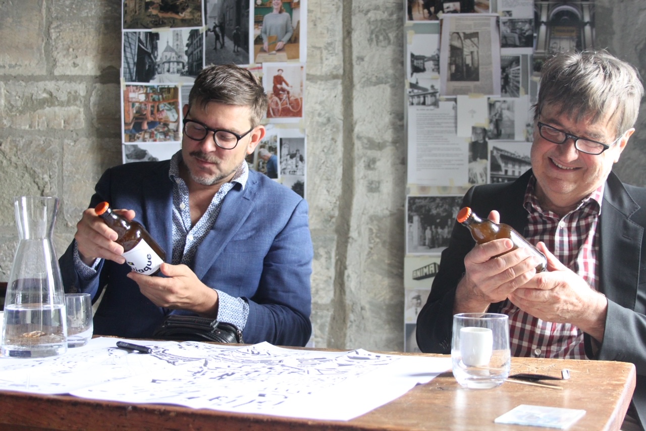 5. August 2023: Jean-Christophe Emmenegger, écrivain et artiste et Roger Cottier, architecte, reçoivent de Charlatan sa bière la  niaque - santé!