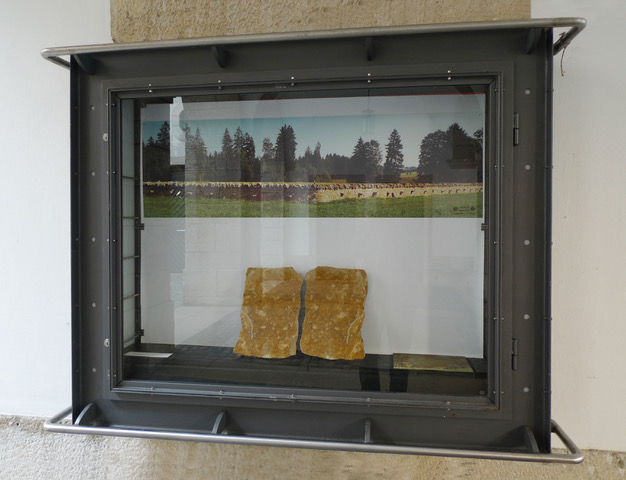 Francine Beuret. Mur à pierre sèche pour la vitrine de l'Hôtel des Halles
