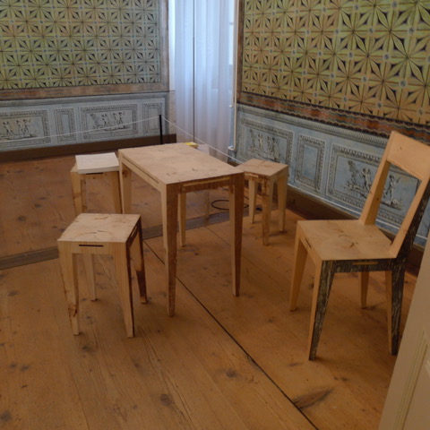 Luiz Schumacher, Möbel, 2014. Les
tables et chaises de Luis Schumacher tirent parti de matériaux provenant d’une
ancienne bâtisse zurichoise qui vient d’être détruite. L’ histoire des poutres font partie de la nouvelle conception. ©MarieRime