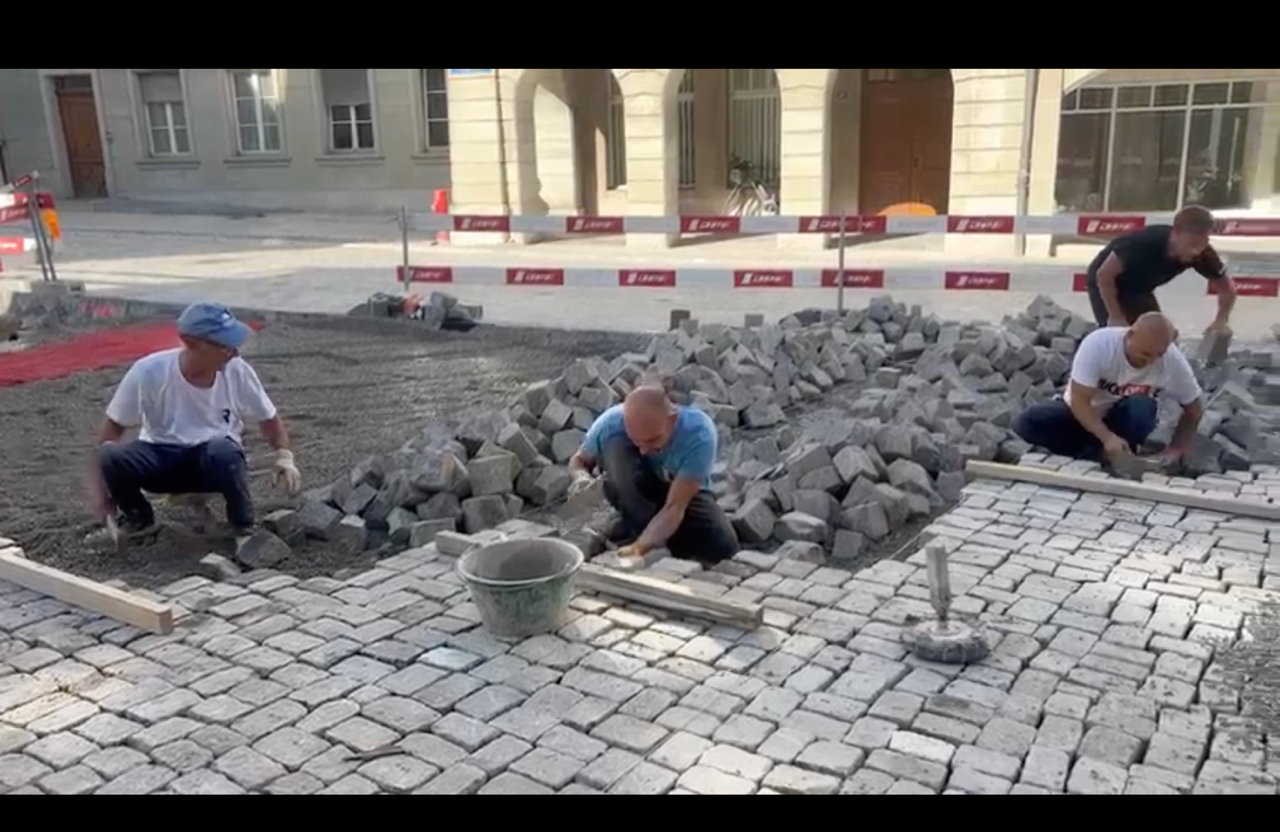 Pflästerung im Burgquartier durch italienische Handwerker, Herbst 2023