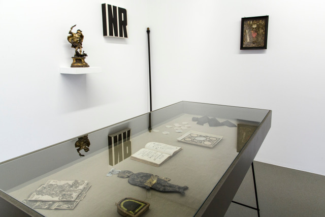 IAN ANÜLL: INRI, 1998, Öl auf Leinwand
AUSGEWÄHLTE WERKE AUS INNERSCHWEIZER SAMMMLUNGEN AUS DEM BEREICH DER VOLKSKUNST: ANDACHTSBILDER, VOTIVBILDER UND -OBJEKTE, FRAISENKETTEN, MAGISCHE OBJEKTE VOM 17.- FRÜHEN 20.JH. 
Foto F.X.Brun