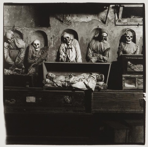 PETER HUJAR: Palermo catacombs 13, 1963. Gelatine silver print