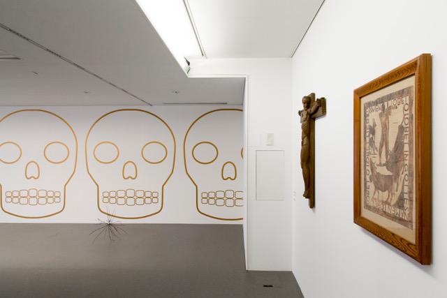 JOHN ARMLEDER: LUBAANTUN, 2002/2014, Tapete mit Totenkopfmotiven
EUGEN PÜNTENER: VERZWEIFLUNG, ca. 1930, Holzschnitt, CHRISTUS AM KREUZ, 1937, Skulptur.
Foto F.X.Brun