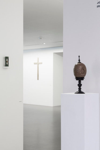 BEZOAR, Vordergrund rechts.
Im Hintergrund: IAN ANÜLL: WE TRUST IN GOD, 2012, Acryl auf Leinwand
Foto F.X.Brun