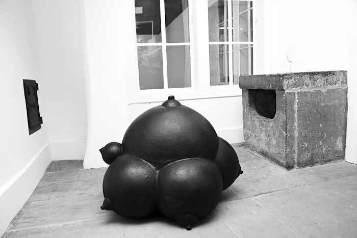 Isabelle Krieg : black poptit, 2009, polyurethan, colle, silicon.
©PrimulaBosshard
