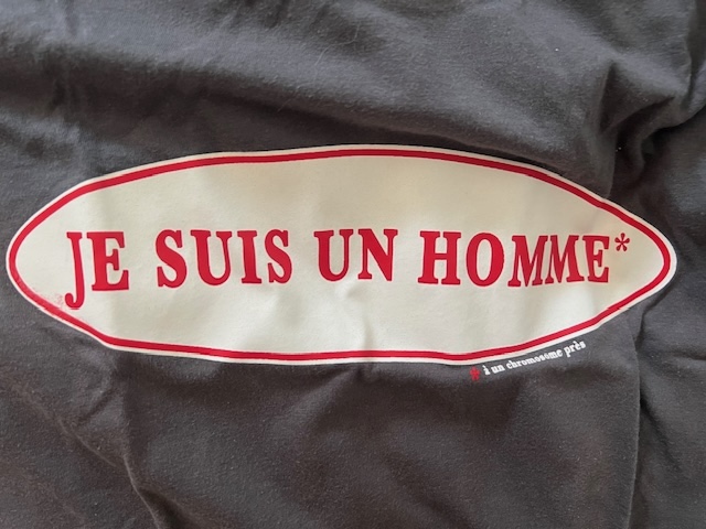 Olivier Suter: Je suis une femme - à un chromosome près. Je suis un homme - à un chromosome près, 2012. T-Shirt