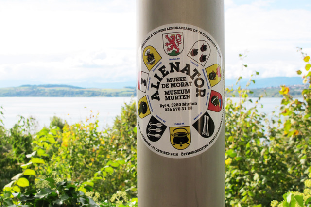 Jean-Damien Fleury: Couleurs africaines, 2009. Autocollant dans l'espace urbain avec les drapeaux des communes Suisse.©PrimulaBosshard